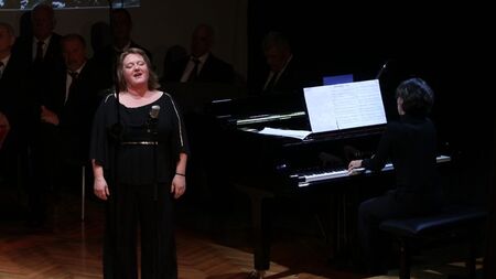 Janja Konestabo v skladbi Zlati prah Elde Vilar